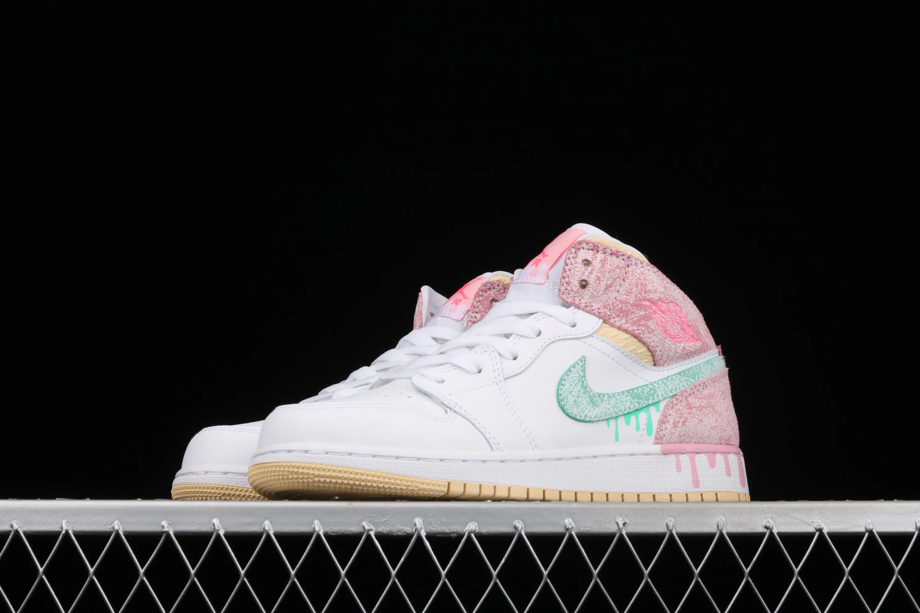 All categories Air Jordan Jordan series basketball shoes Air Jordan 1 Mid G version pure original Air Jordan 1 Mid GS AJ1 Joe 1 Ice Cream Zhongbang basketball shoes DD1666-100